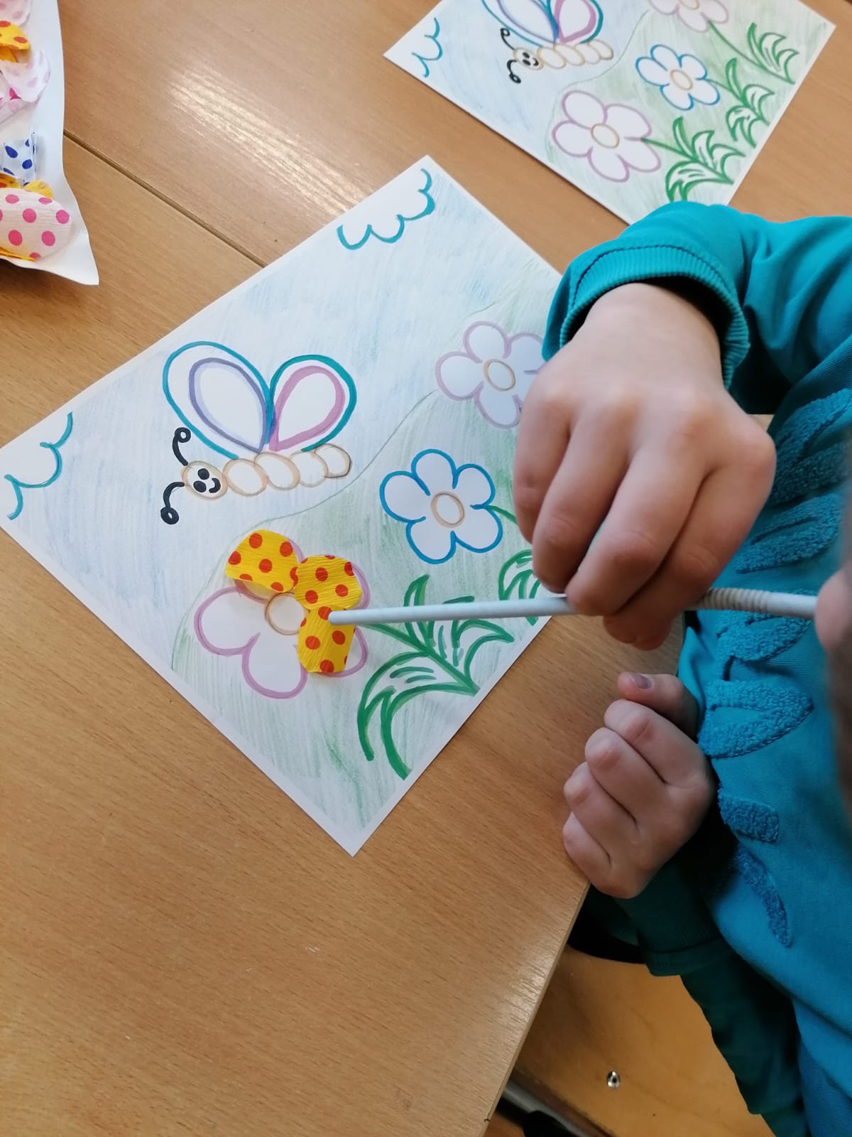 Chłopiec bawiący się kolorowymi klockami domino